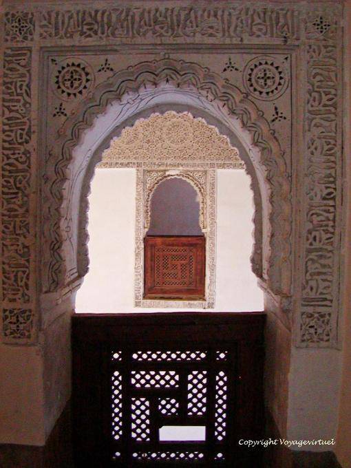 Aberturas cercado inscrições e motivos de gesso, Ben Youssef Madrasa, Marrakech - Marrocos