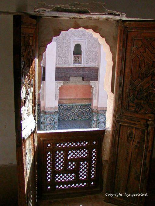 Vista para o pátio da janela de um quarto, Ben Youssef Madrasa, Marrakech - Marrocos