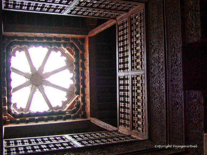 Clarabóias e rampas de madeira entalhada, Ben Youssef Madrasa, Marrakech - Marrocos