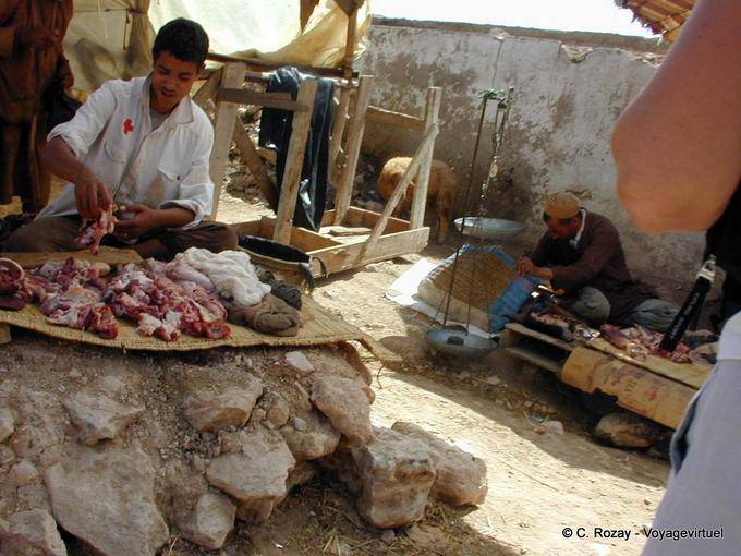 O açougueiro ao ar livre, mercado Berber, Essaouira - Marrocos