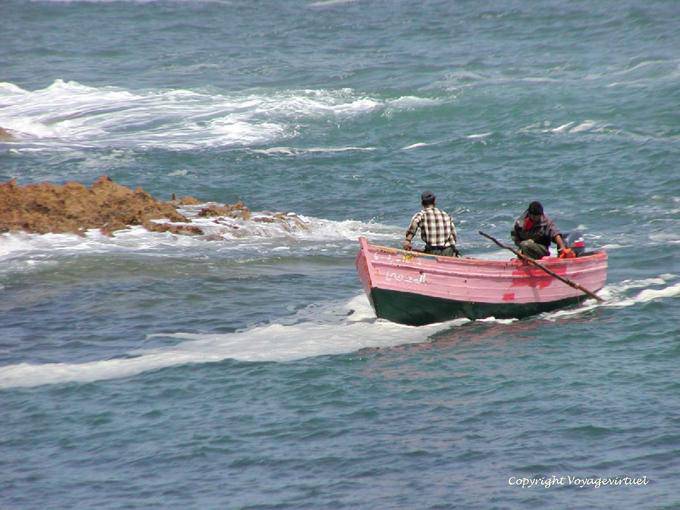 Entre wave e rock, é um momento perigoso para os pescadores, Oualidia - Marrocos