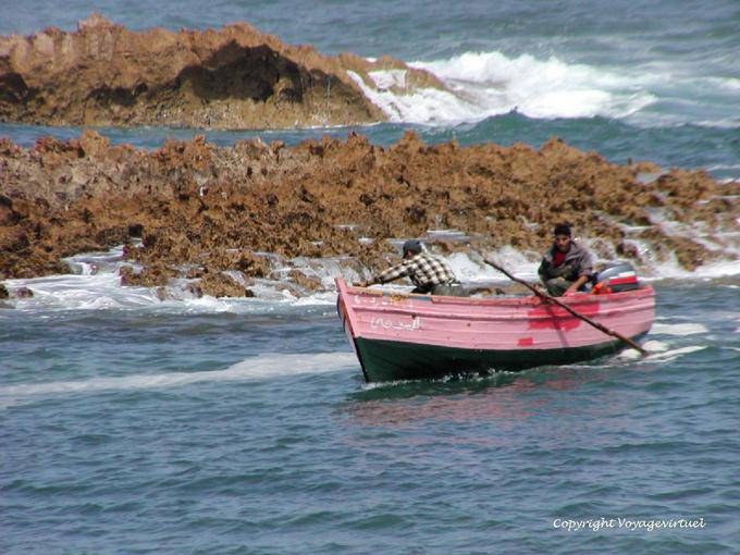 Você tem que empurrar com os pés para evitar rochas salientes, de volta aos pescadores, Oualidia - Marrocos