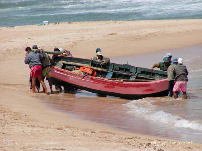 Doze homens fora da água barco, Oualidia - Marrocos