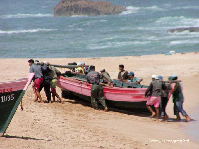 Última esforço para transportar o barco para a segurança, Oualidia - Marrocos
