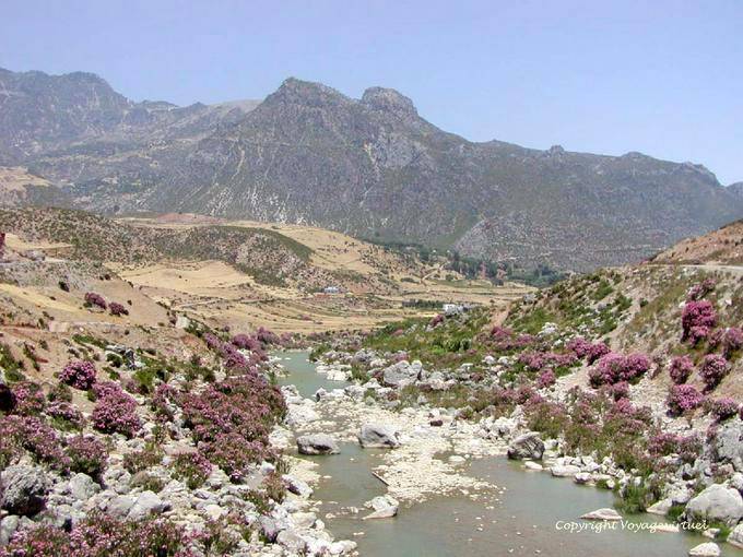 Paisagem da cama do Oued Lau, em torno Derdara - Marrocos
