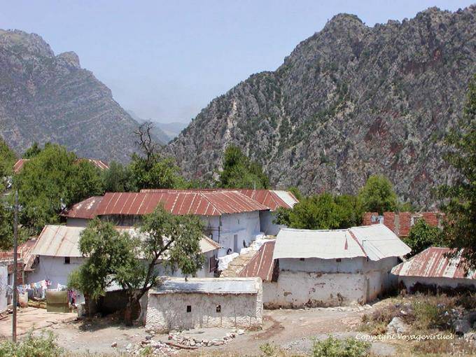 A construção do telhado de chapa metálica para a entrada dos desfiladeiros de Oued Lau, Rif - Marrocos