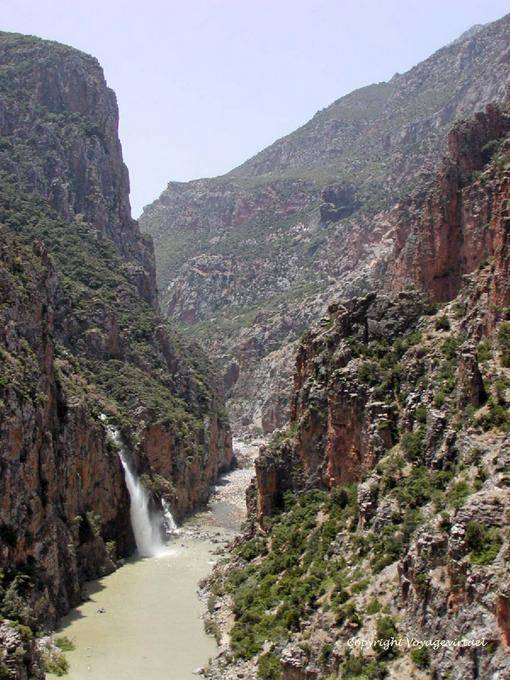 Uma cachoeira no desfiladeiro do Oued Lau - Marrocos