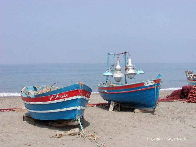 Barcos de pesca na praia Oued Lau - Marrocos