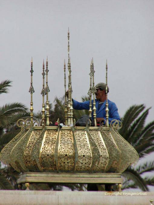 Trabalhador limpador de bronze na esplanada, Mohamed V Mausoléu Rabat - Marrocos