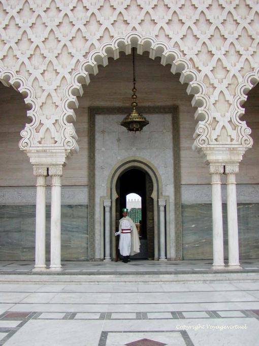 Entre as colunatas de mármore branco Itália, Mohamed V Mausoléu, Rabat - Marrocos
