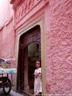 A menina em rosa que puxa a língua, Marrakech, Marrocos.