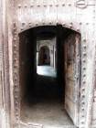 Porta e passagem na antiga Medina, Marrakech, Marrocos.