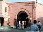 A porta da frente em um souk coberto, Mellah, Marrakech, Marrocos.
