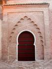 Uma porta Koutoubia, representativa da arte almóada Marrakech, Marrocos.