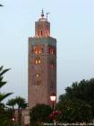 Iluminação do minarete da mesquita dos livreiros, Koutoubia, Marrakech, Marrocos.