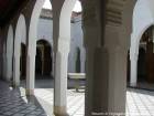 Pequeno pavimentada com mármore e zelliges Tribunal com uma fonte, Bahia Palace, Marrakech, Marrocos.