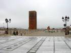 Panorama na Esplanada e da Torre Minarete Hassan, Rabat, Marrocos.