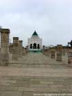 Entre colunas, perspectiva sobre o Mausoléu do pai da independência, Mohammed V, Rabat, Marrocos.