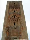 Ornamentação diferente de um lado do minarete da mesquita inacabada XIIᵉ século Torre Hassan, Rabat, Marrocos.