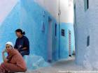 Chefchaouen, as mulheres jovens na esquina da rua, Marrocos.