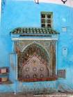 Fontaine e cores na Medina de Chefchaouen, Marrocos.