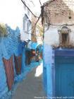Tapetes pendurados na parede colorida, Chefchaouen, Marrocos.