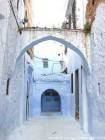 Chefchaouen, arco rua em direção Bab el Souk, Marrocos.