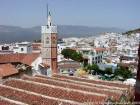 Telhados e do minarete da mesquita Masjid El El Aadam, Chefchaouen, Marrocos.