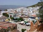 Panorama em uma praça e da cidade a partir da torre da Kasbah, Chefchaouen, Marrocos.