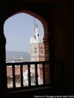 Ver um minarete de uma abertura da Torre do Kasbah, Chefchaouen, Marrocos.