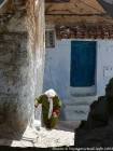 O tapete vermelho duro de um residente, Chefchaouen, Marrocos.