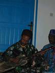 Gnaoua jogando em um instrumento guembri Maalem Dar Kenavo, Marrocos.