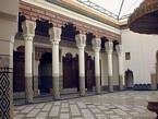 As colunas do pátio, Museu de Marrakech, Marrocos.