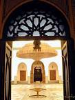 Bacias em vista centrais da entrada do pátio, Dar N'Nebhi, Museu de Marrakech, Marrocos.