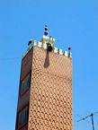 Cegonhas empoleirado no minarete da souk, Marrakech, Marrocos.