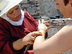 Um artista de tatuagem de henna oficiando perto das muralhas, Essaouira, Marrocos.