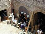 Uma loja de instrumentos musicais por trás das muralhas de Essaouira, Marrocos.