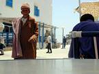 Essaouira, um transeunte da paisagem circundante, Marrocos.