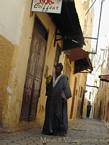 Um homem na rua, Meknes, Marrocos.