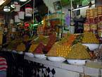 Meknes, victuals pirâmides no local mercado Lalla Aouda, Marrocos.
