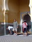 Jeremy Irons no Mausoléu de Moulay Ismail, Meknes, Marrocos.