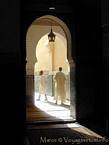 Sombra e luz no Mausoléu de Moulay Ismail, Meknes, Marrocos.