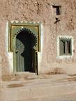 Gate moura e parede de terra, Tamedakhte, Marrocos.