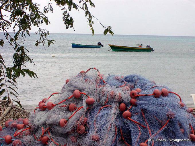As redes de pesca e barcos, Grande Anse d'Arlet - Martinica