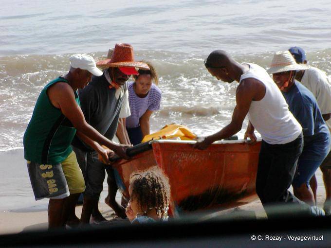 Levante o barco na praia após a pesca, Anse Petite - Martinica