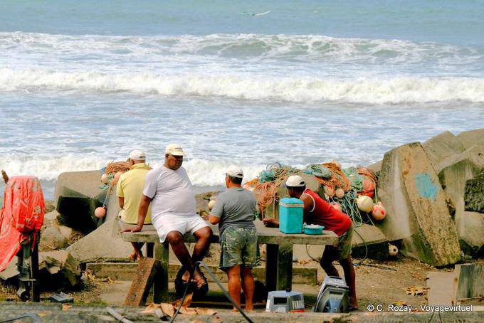 À espera dos pescadores para Atlantic, Grand'Riviere - Martinica