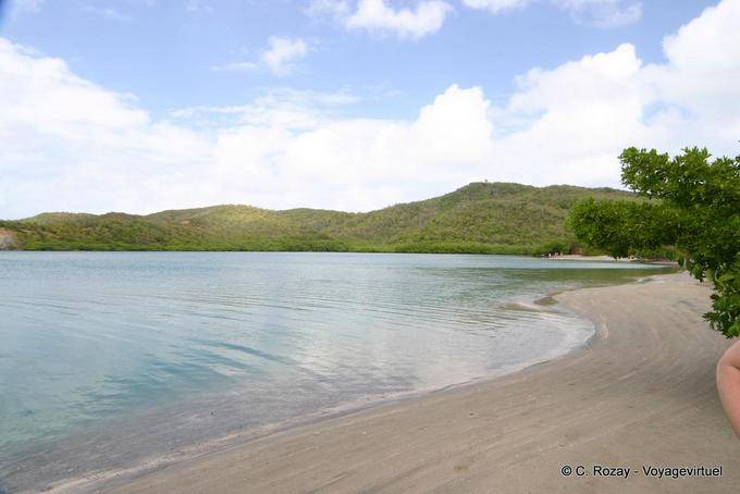 Areia e mar calmo na baía do Tesouro, La Caravelle - Martinica