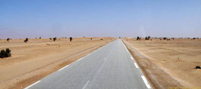 Planicidade e retidão, a estrada entre Nouakchott e fronteira de Marrocos, Mauritânia