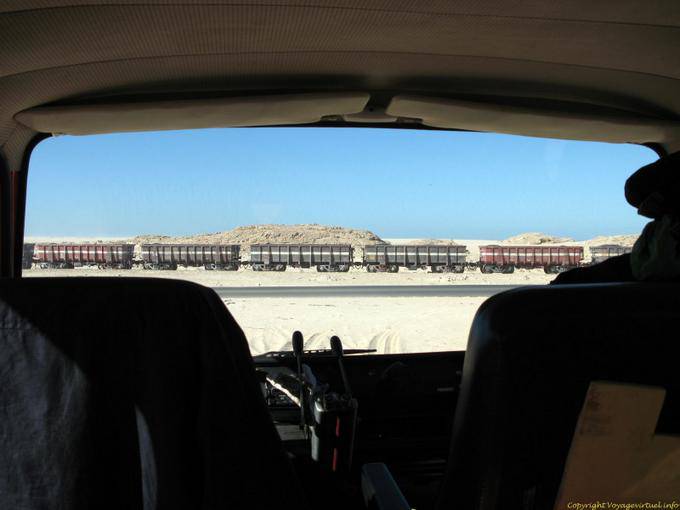 O trem visto a partir da cabine do caminhão, Nouadhibou, na Mauritânia