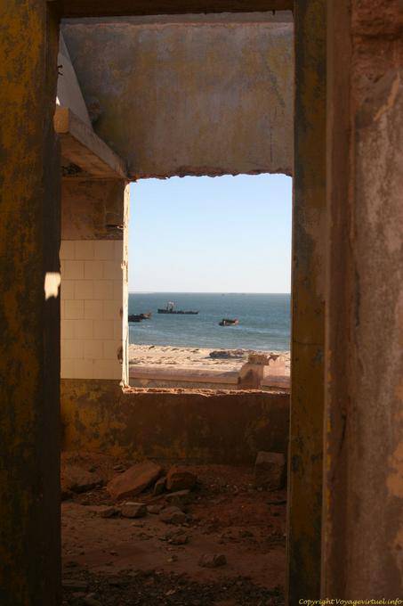 Vista para o mar de dentro do forte, Nouadhibou, na Mauritânia